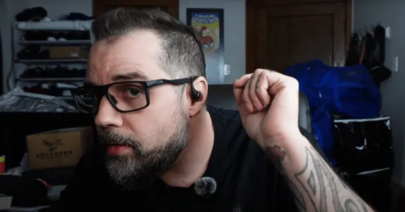 耳が小さいから耳掛けワイヤレスイヤホンをつけた男