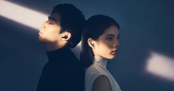 アンカーワイヤレスイヤホンをつけている人達