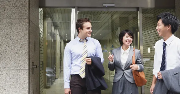 社内コミュニケーションをしているビジネスパーソン