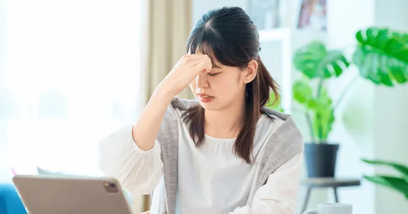 仕事うまくいかない時少し休みをとる女