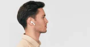 片耳イヤホンをつけている男性