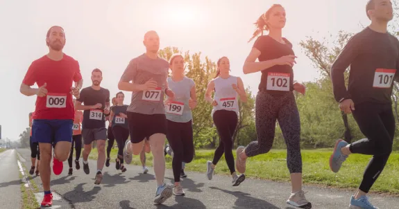 イヤホンをつけてマラソンをしている人達