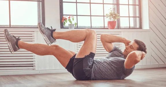 腹筋を割るために筋トレをしている男