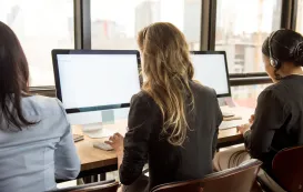 パソコン用イヤホンを使って仕事している人達