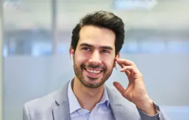 ワイヤレスイヤホンで電話している男