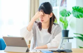 仕事うまくいかない時少し休みをとる女