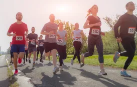 イヤホンをつけてマラソンをしている人達