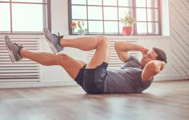 腹筋を割るために筋トレをしている男