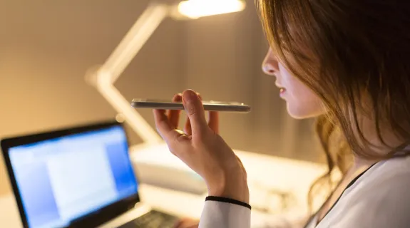 スマホ録音機能を使っている女