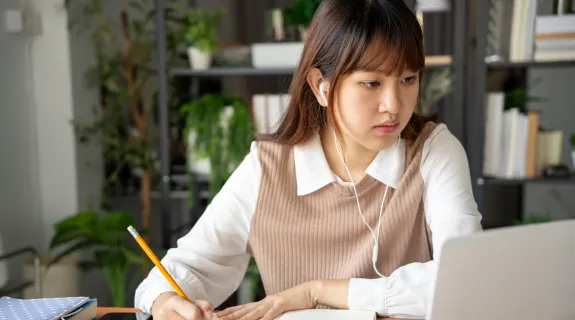 効率よく勉強する方法で勉強している女