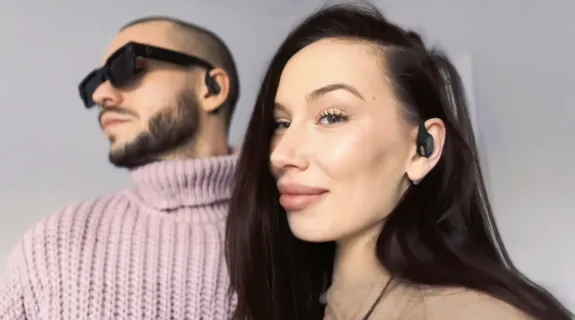 ワイヤレスイヤホンの使い方を教えている男女