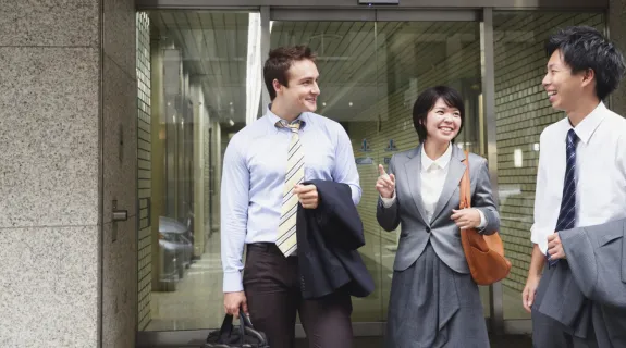 社内コミュニケーションをしているビジネスパーソン