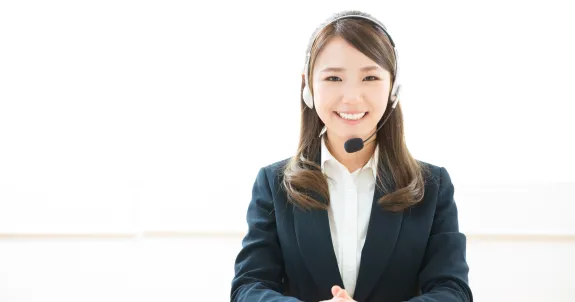 bluetoothヘッドセットをつけている女