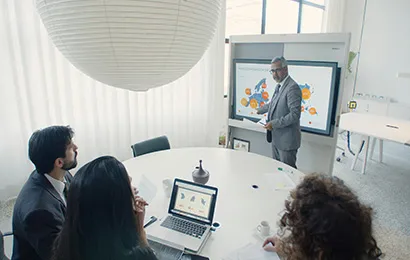 Person nutzt smart board mit board display