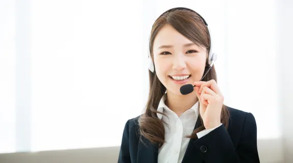 bluetoothヘッドセットをつけている女