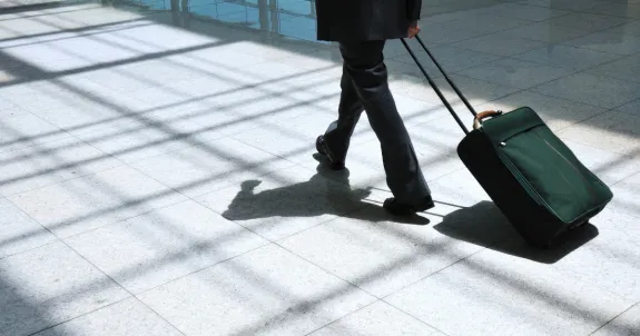 出張便利グッズを揃えたビジネスパーソン