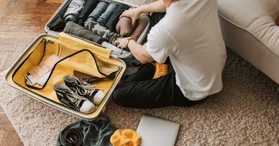 出張持ち物をしっかり揃えた男