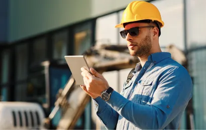 タブレットを見た作業員