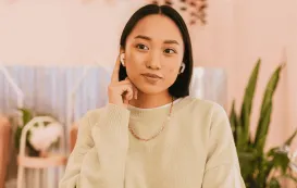 カナル型イヤホンをつけている女性