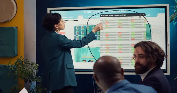 Das team diskutiert whiteboard tafel klein