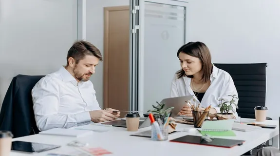 Der besitzer und die mitarbeiter diskutieren ueber kamera logitech