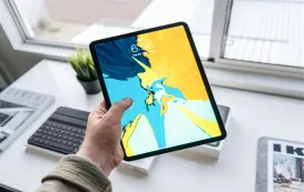 Der mann haelt ein ipad in der hand
