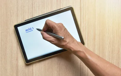 電子ノートタブレットを使ってノートを書いています