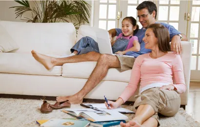 家族三人がリビングで学習している。