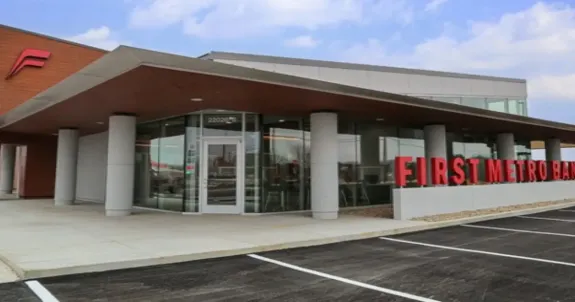 First metro bank verbessert die arbeit mit smart board