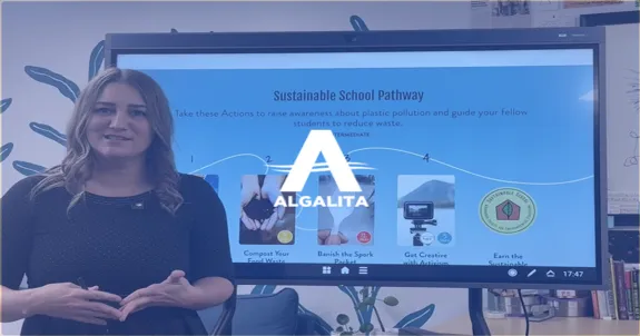 Frau steht vor einer whiteboard tafel