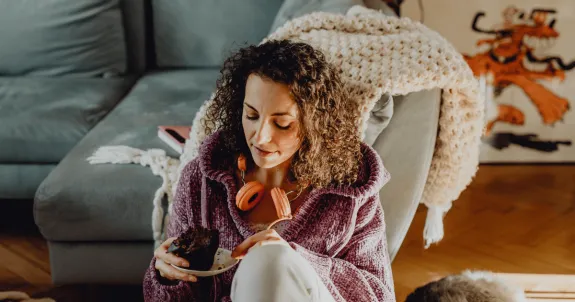 ヘッドホンで髪の毛がへこんだ女