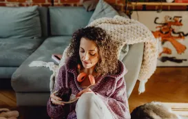 ヘッドホンで髪の毛がへこんだ女