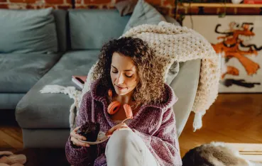 ヘッドホンで髪の毛がへこんだ女