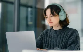 ヘッドホンとイヤホンどっちを選ぶかについて悩んでいる女