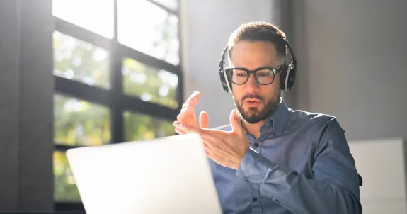 会議用ヘッドセットをつけている男