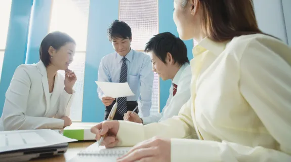 会議中に検討した人々