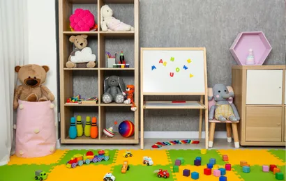 部屋になじむホワイトボードと玩具などでこの子供の部屋がきれいになりました