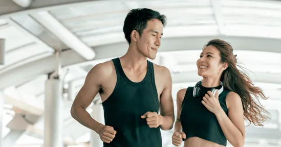 ジョギングでダイエットをしている男女