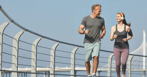 イヤホンをつけてジョギングしている男女