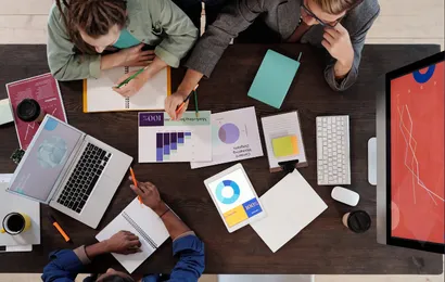 teams会議のホワイトボードの使い方について話し合うために、多くの人々が一堂に会した。