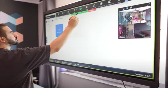 Mann mit smart interactive whiteboard