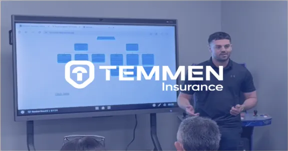 Mann stellt bildschirm mit touch vor