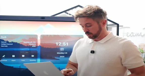 Mann verliebt sich in board tafel