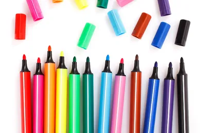 さまざまな色のホワイトボード用マーカー