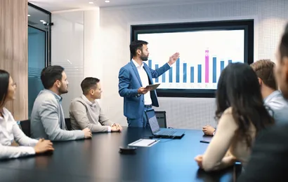 一人が電子黒板メーカーおすすめの電子黒板を使って発表している。