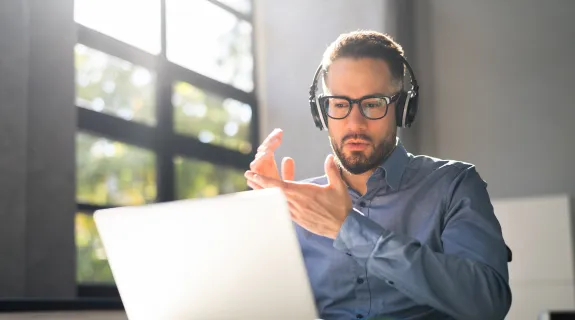 会議用ヘッドセットをつけている男