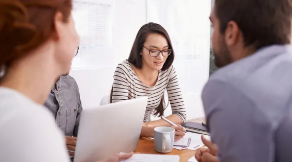会議中に検討した人々