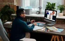 Mitarbeiter arbeitet mit einem video konferenz system am computer