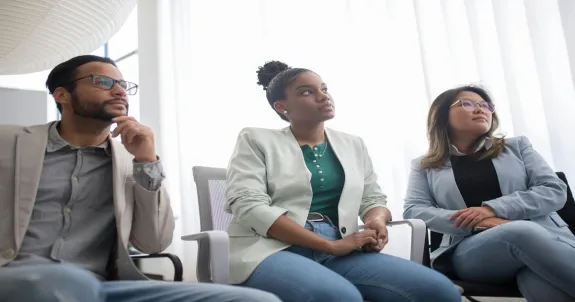 Mitarbeiter schauen im konferenzraum auf monitor 65 zoll