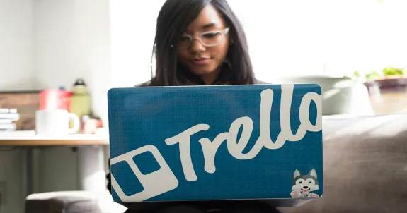 Nutzer arbeitet am trello board auf dem laptop